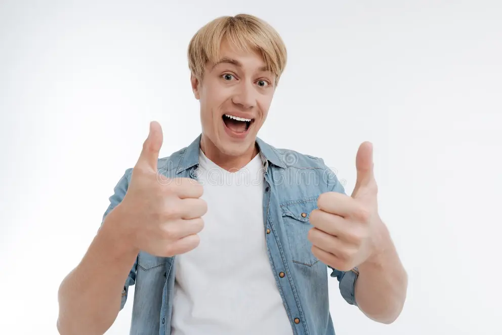 Blij persoon met duimen omhoog